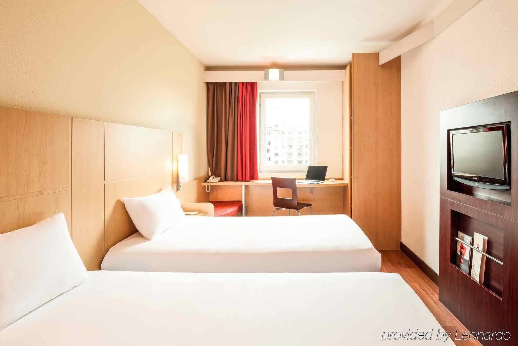 Ibis Wuxi Hi Tech Hotel Bagian luar foto